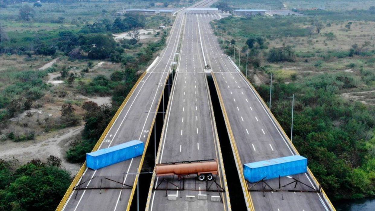 Maduro versus Guaidó: la imagen del bloqueo del puente Las Tienditas