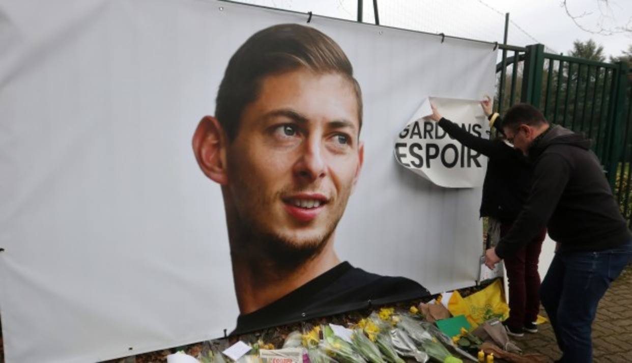 Avión con el cuerpo de Emiliano Sala llegó a Argentina para funeral