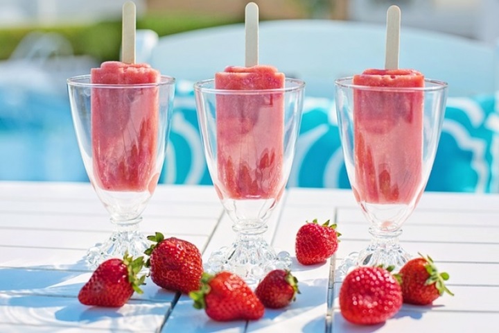 Disfruta de una paleta de helado de fresa en este Verano