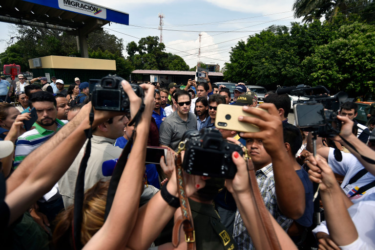 Marco Rubio desde Cúcuta: Negarle comida y medicinas a civiles es un crimen internacional