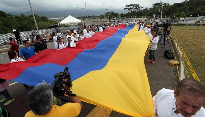 Médicos venezolanos cruzaron la frontera para pedir paso de ayuda humanitaria