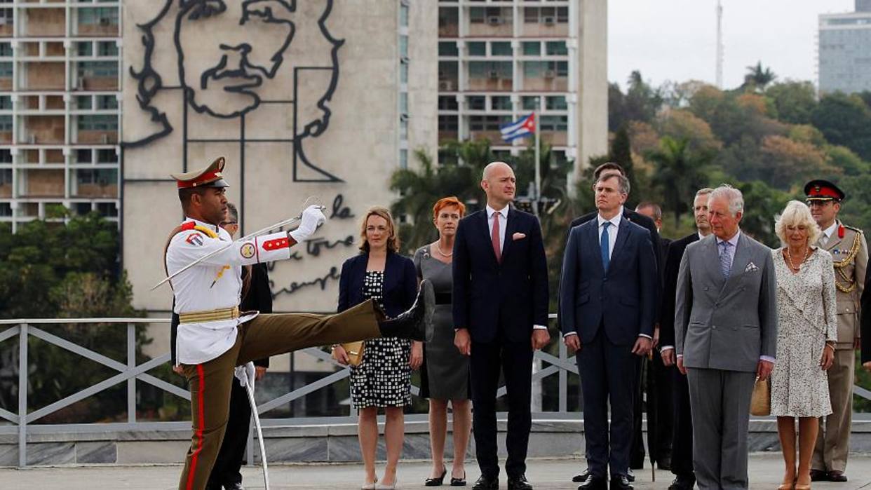 Príncipe Carlos conduce un antiguo descapotable MG por La Habana