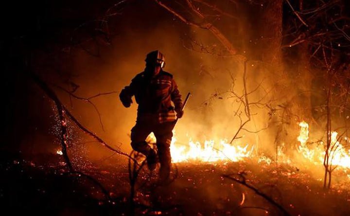 Un centenar de incendios con vientos fuertes azotan este lunes el norte de España