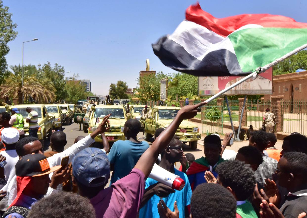 Presionan a militares de Sudán para que cedan el poder a los civiles