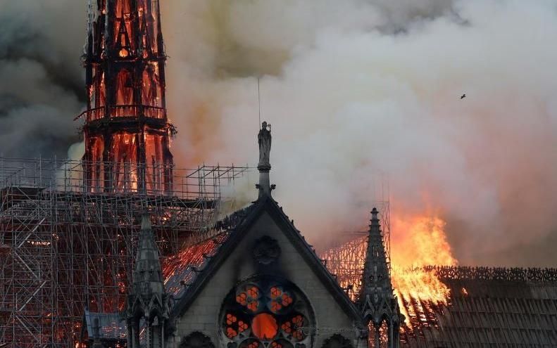El fuego consume las entrañas de Notre Dame de París, pero la estructura se salva