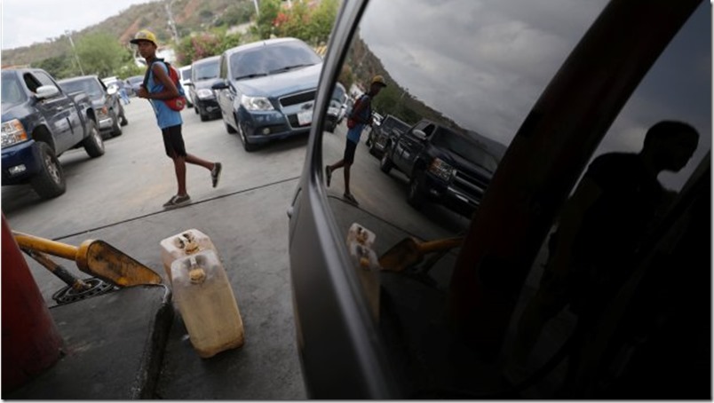 Militares controlan largas colas en las gasolineras venezolanas