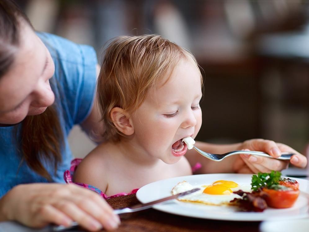 Explicarle a tus hijos los beneficios de los alimentos hace que coman más sano: estudio