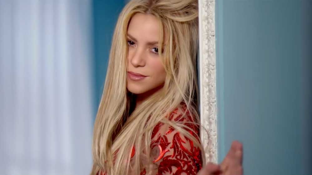 Descuido de Shakira en bikini y agachada deja ver de más