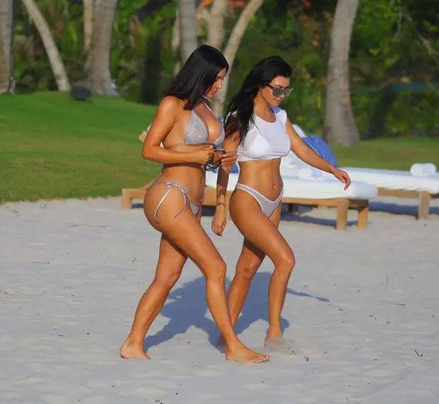 Diminuto bikini plateado de Kim Kardashian causó furor en la playa