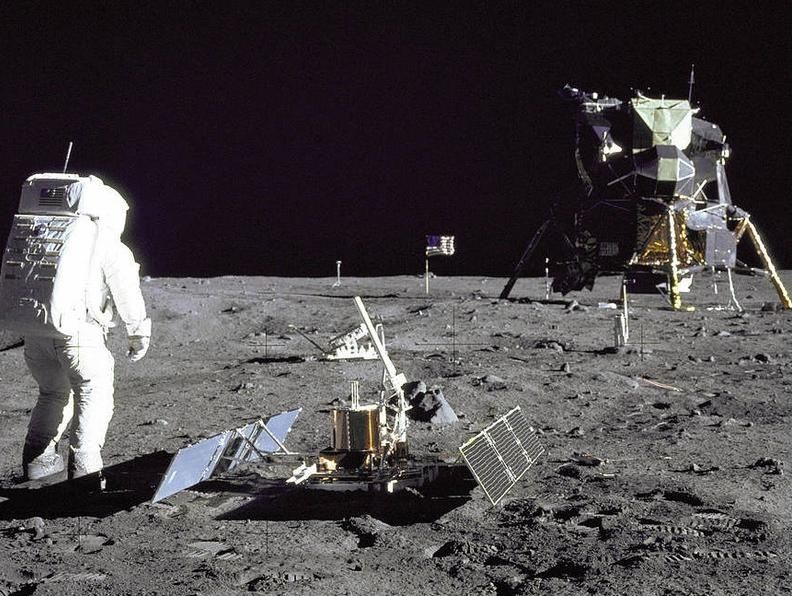 Unas 400.000 personas trabajaron en alunizaje de la Apolo 11