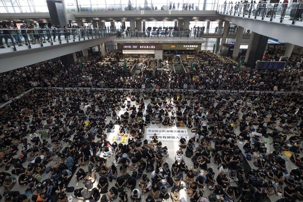 Protestas prodemocracia cierran el aeropuerto de Hong Kong