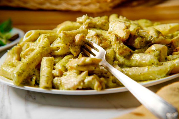 ¡Date un gusto! Deliciosa pasta con pollo y pesto de espinaca
