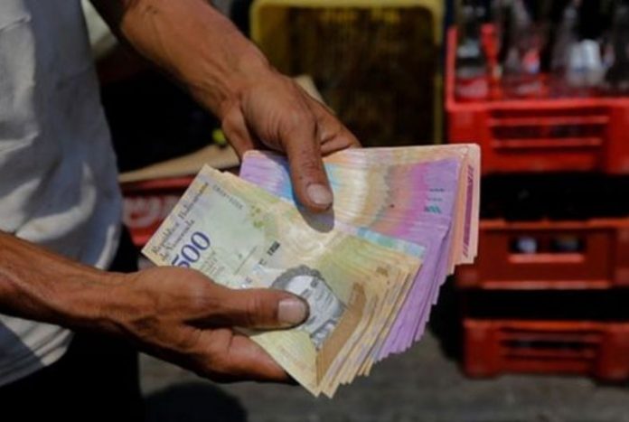 Trabajadores chavistas exigen aumento del salario mínimo a Bs. 549.867,69