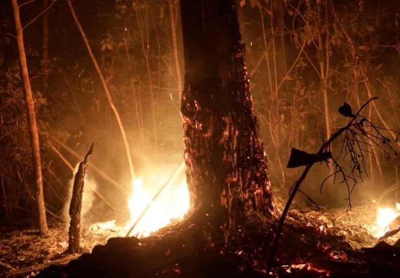 Brasil empieza a combatir incendios de selva amazónica con agua desde aviones militares