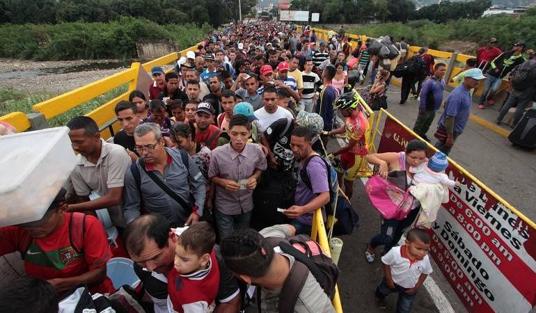 El flujo de migrantes venezolanos «va a continuar», advierte jefe de Acnur AFP