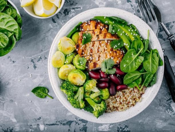 Reducir las calorías por comida produce un mejor efecto que por día: estudio