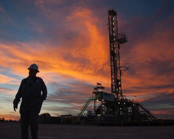 Analistas recortan pronósticos para precios del petróleo por temores sobre economía