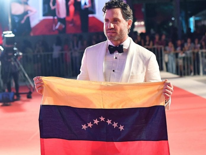 Edgar Ramírez desfiló con la bandera venezolana en la alfombra roja de Venecia