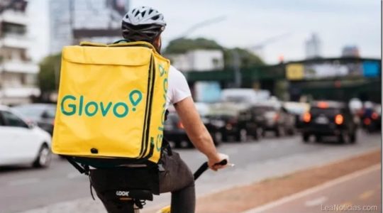 Glovo reduce a menos de la mitad la tarifa base por envío a los ‘riders’ y estos se rebelan