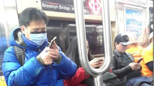 Gobernador de New York dice que el coronavirus puede permanecer 72 horas en el metro y buses