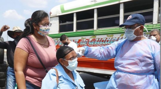Panamá multará hasta con mil dólares a quien no utilice mascarillas