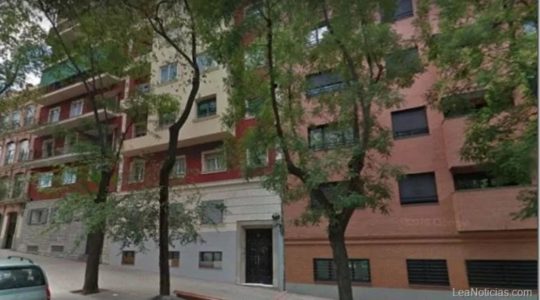 Policías impiden que hombre se lance al vacío y haga explotar su edificio en Madrid