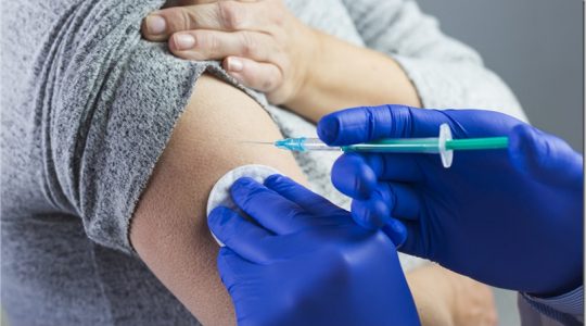 EEUU aprobó tercera dosis de vacuna anticovid para los mayores de 18 (Pfizer y Moderna)