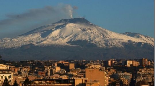 Lo que faltaba: Hace erupción el volcán Etna de Italia, el más grande de Europa