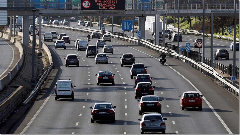 Coches circulando en Madrid, España