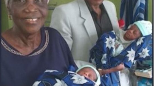 Mujer de 68 años dio a luz a mellizos, un niño y una niña