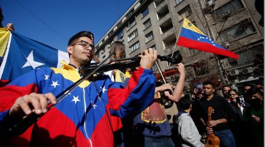 Venezolanos en Chile piden a Maduro otro vuelo humanitario