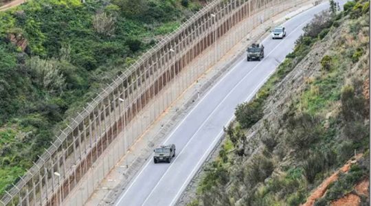 Un senegalés intenta saltar la valla de Ceuta al revés, para salir de España
