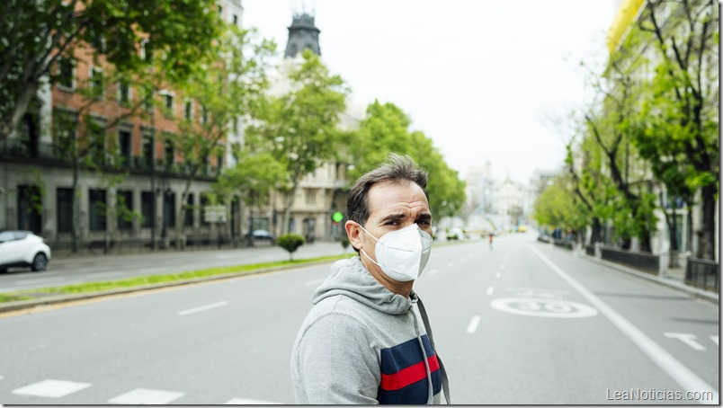 Man walking through the city of Madrid with mask