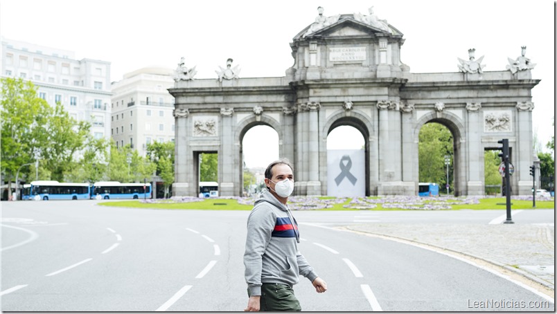 Man walking through the city of Madrid with mask
