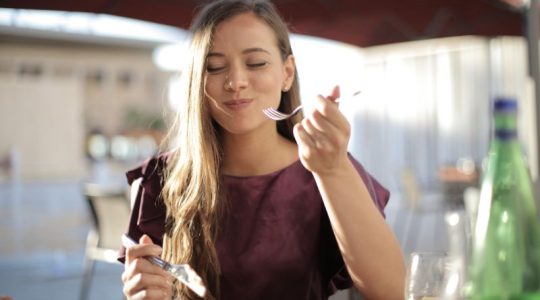 Por qué comer rápido tiene consecuencias negativas para la salud