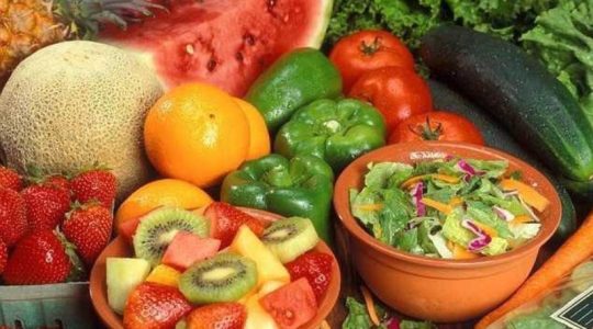 Frutas, té caliente y alimentos picantes ayudan a combatir el calor