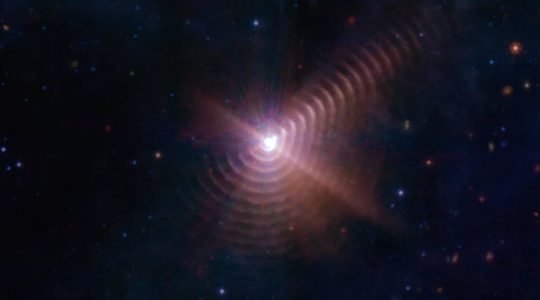 Una “huella dactilar en el espacio”: esta imagen de dos estrellas captada por el Telescopio Webb de NASA sorprende a los científicos