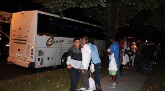 Enviaron otro autobús con migrantes venezolanos a la residencia de Kamala Harris