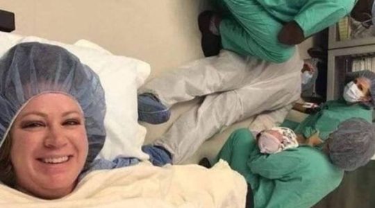El selfie viral de una parturienta mientras los médicos atienden a su marido desmayado
