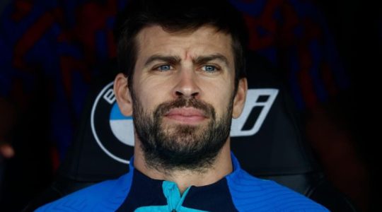 Piqué tendría que lucir una camisa del Barcelona con el logo de Shakira