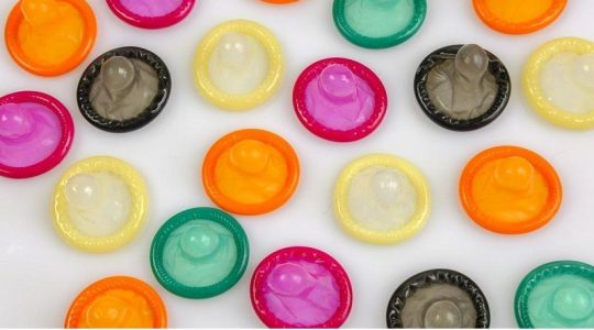 Crean preservativo semáforo que detecta enfermedades de transmisión sexual mediante el color