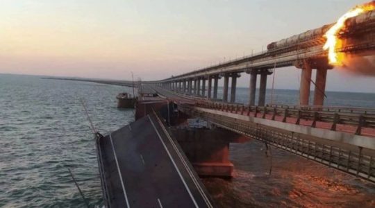 Una fuerte explosión destruye parte del puente de Crimea, la joya de Putin