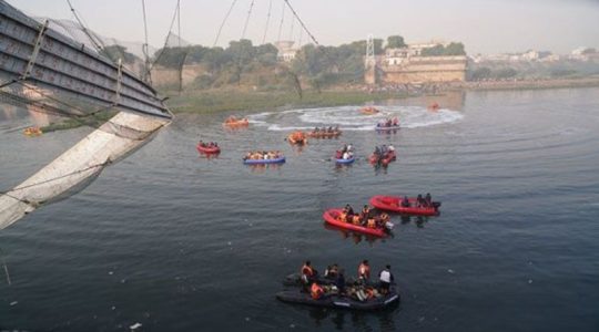 Elevan a 141 cifra de muertos por colapso de un puente en India