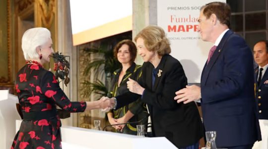 La reina Sofía y la infanta Elena premian a Carolina Herrera por su exitosa trayectoria profesional