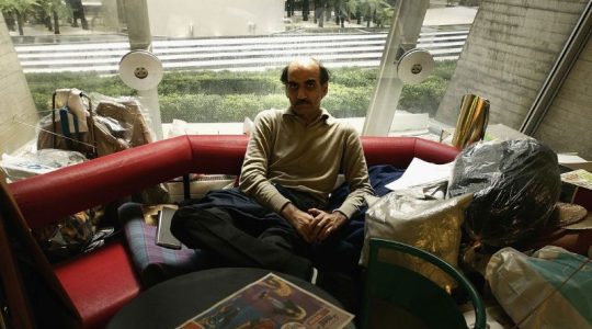 Muere el refugiado iraní que vivió 18 años en el aeropuerto de París, cuya historia inspiró la película «Terminal»