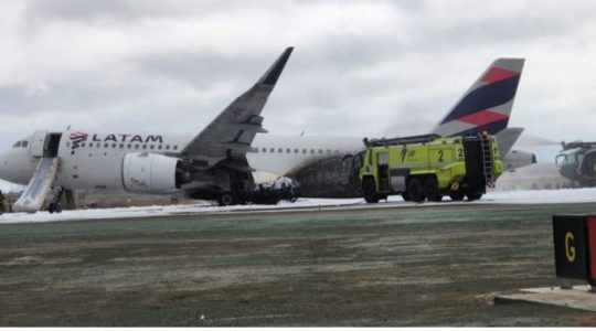 Mueren dos bomberos al chocar su vehículo contra un avión de Latam que despegaba del aeropuerto Jorge Chávez de Lima