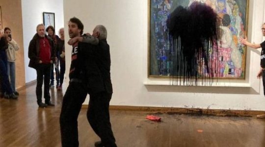Dos activistas arrojan petróleo a la obra ‘Muerte y vida’ de Klimt en el museo Leopold de Viena