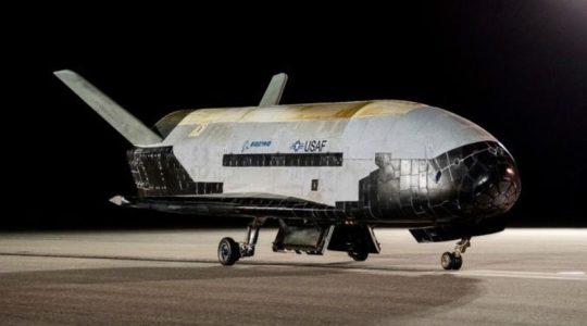 Avión espacial secreto estadounidense no tripulado regresa tras un récord de 908 días en órbita