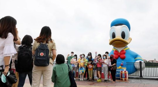 China cierra Disney Shanghái por COVID y deja a todos sus visitantes confinados dentro