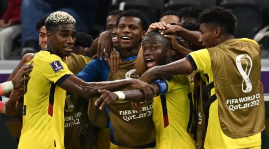 Ecuador hace historia al vencer 2-0 a Qatar en Mundial de FIFA